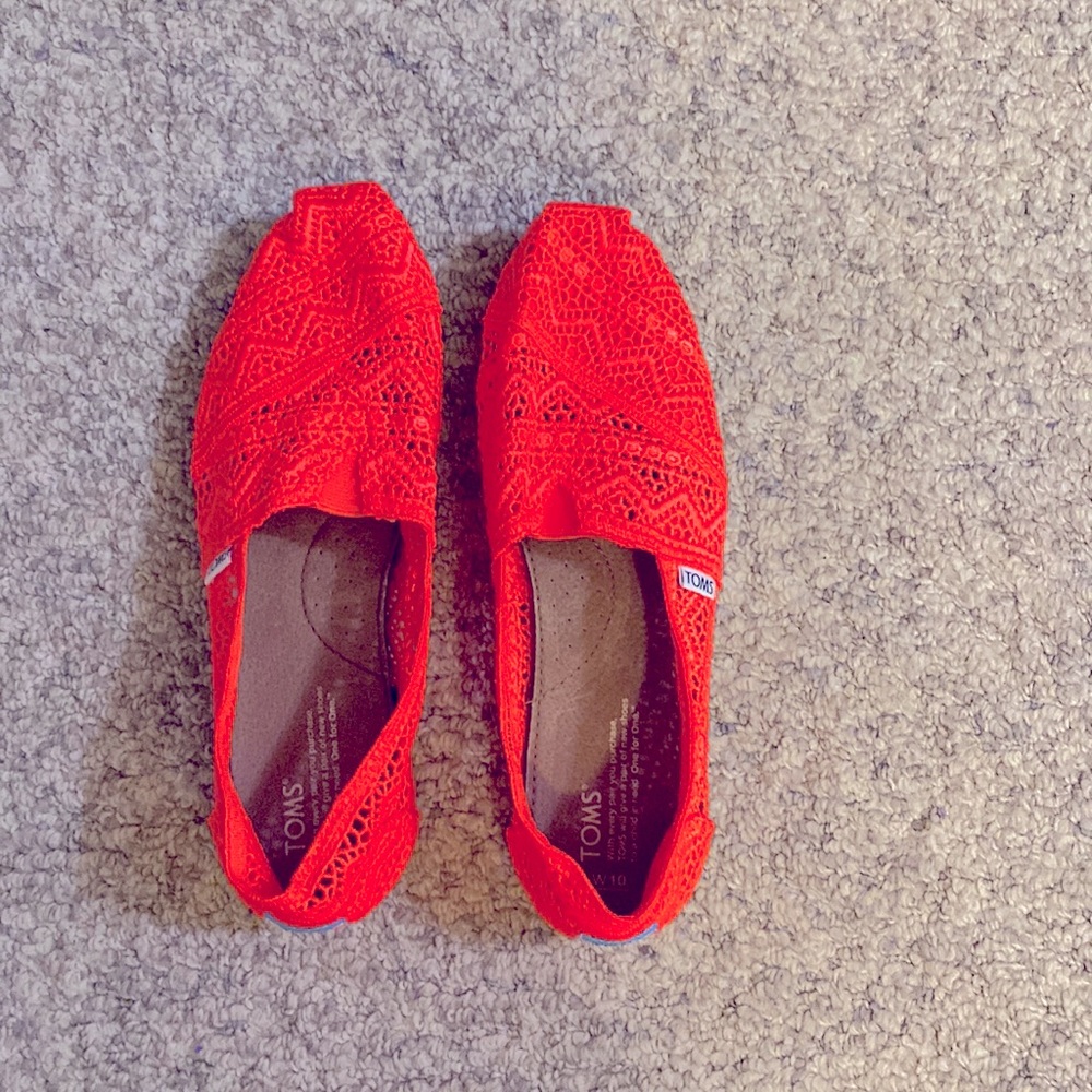 I am selling Tom shoes.